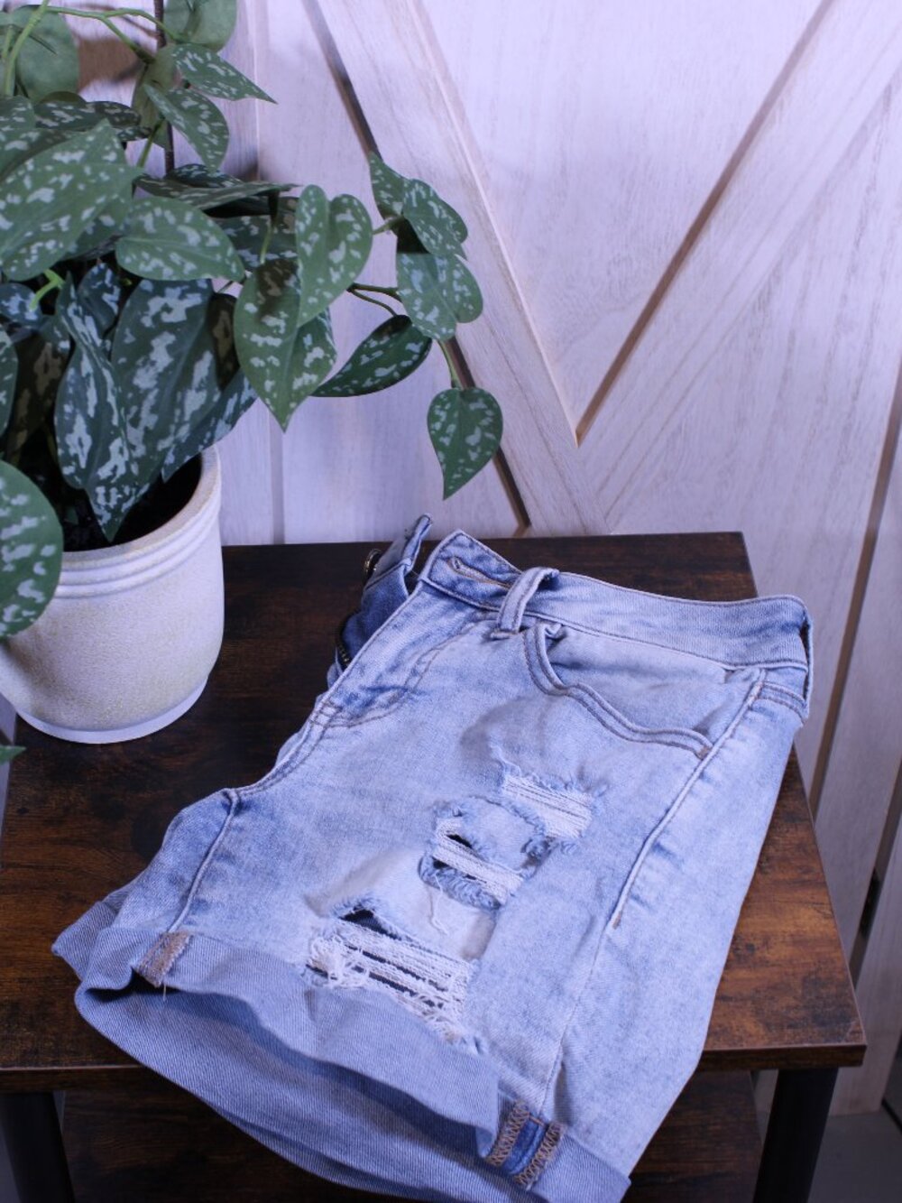 SO Juniors Distressed Low Rise Midi Denim Shorts Size 3/26 Light Wash